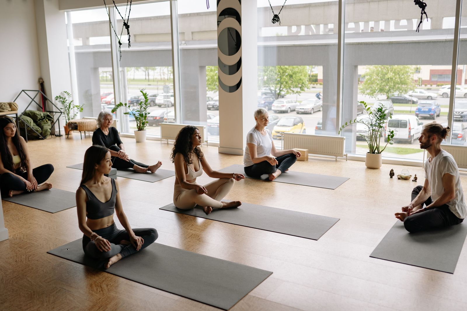 Gruppyoga i ljust rum.